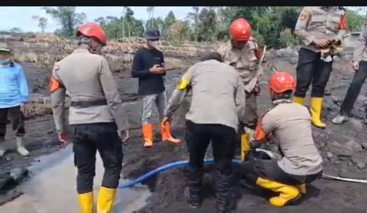 Polda Jatim Bantu Bersihkan Endapan Lahar Dingin Pascaerupsi Gunung Semeru