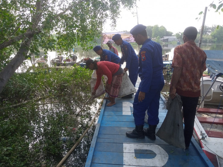 Peringati World Ocean Day, Satpolairud Polresta Sidoarjo Bersihkan Sampah Pesisir