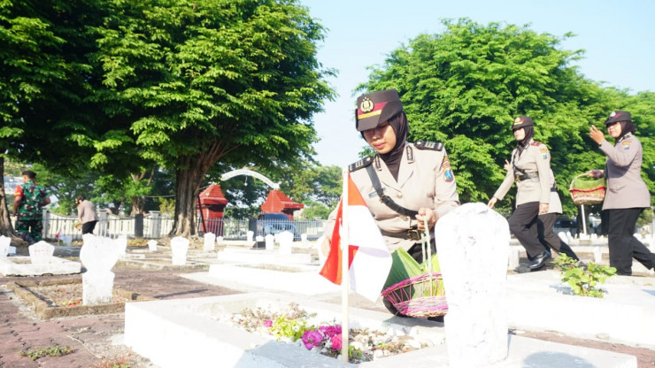 Jelang Hari Jadi Ke-75, Polwan Sidoarjo Ziarah Rombongan ke Makam Pahlawan