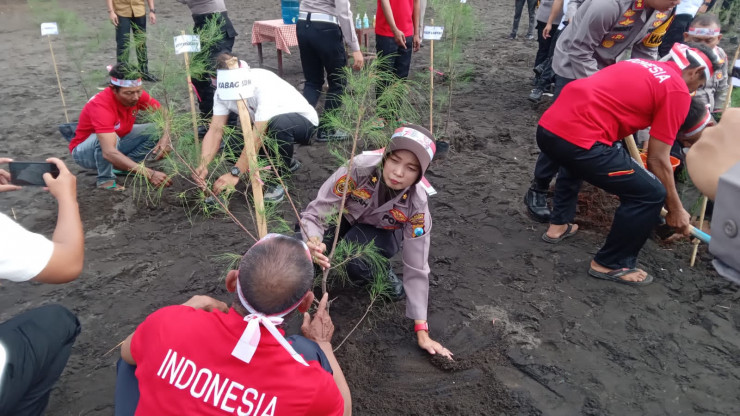 Polri Lestarikan Negeri, Polresta Banyuwangi Tanam 1.531 Bibit Pohon Serentak di HUT RI ke - 78