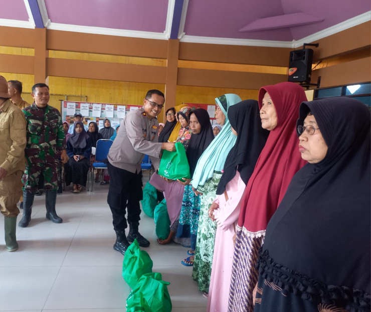 Kapolsek Tanggulangin Hadiri Distribusi Bansos Dampak Banjir