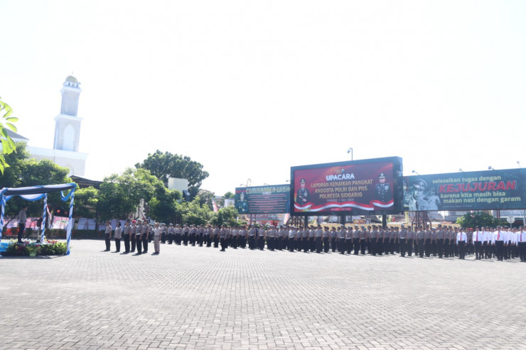 Kado Hari Bhayangkara Ke-79, 129 Anggota Polresta Sidoarjo Dapatkan Kenaikan Pangkat