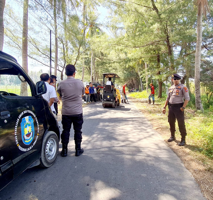 Polisi Bersama Dinas PU Situbondo Pasang Marka Kejut, Cegah Balap Liar di Situbondo