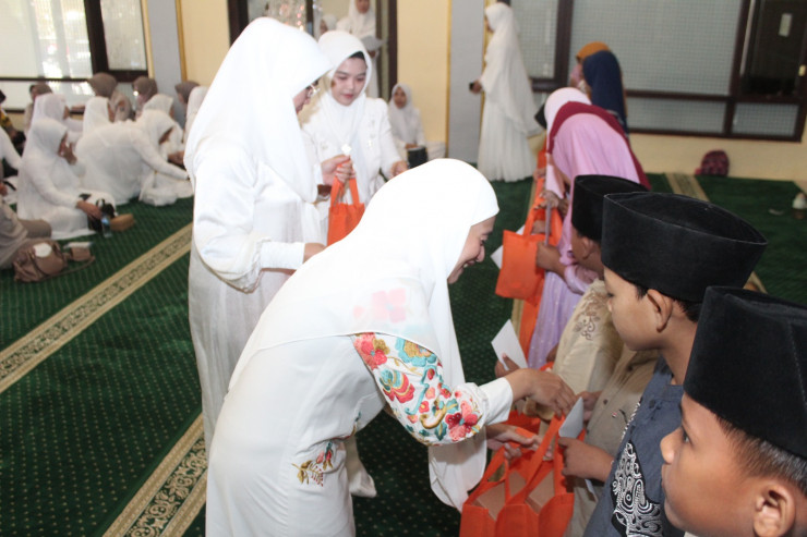 Peduli Sesama, Bhayangkari Cabang Situbondo Gelar Santunan Anak Yatim dan Doa Bersama