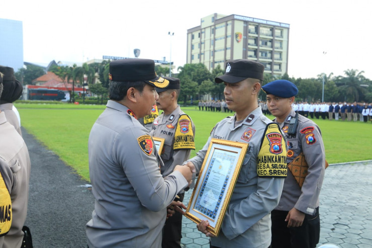 Kapolda Jatim Beri Penghargaan Kepada 14 Personel Polresta Malang Kota