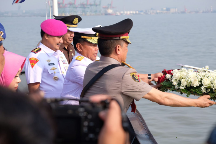 Peringati Hari Bhayangkara ke – 77 Wakapolda Jatim Pimpin Tabur Bunga di Laut Jawa