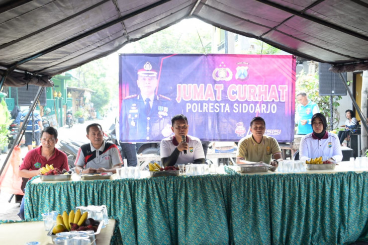 Kapolresta Sidoarjo Gelar Jumat Curhat di Pasar Betro