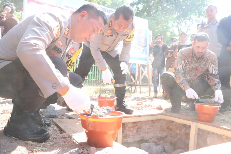 Kapolda Jatim Bersama Forkopimda Kota Probolinggo Laksanakan Ground Breaking Gedung Meteor dan Polsek Kedopok