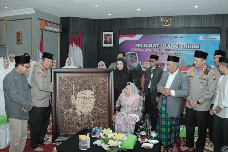 Kapolda Jatim Mengenang Gus Dur, Berikan Poster Unik Untuk Hj. Sinta Nuriyah Wahid