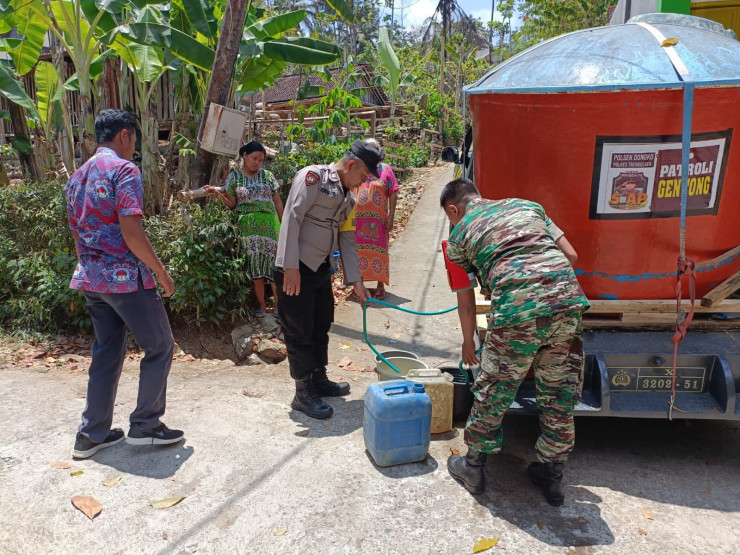 Tangani Dampak El Nino, Polisi di Trenggalek Sulap Mobil Patroli Jadi Gentong Air Bersih Untuk Dibagikan Warga