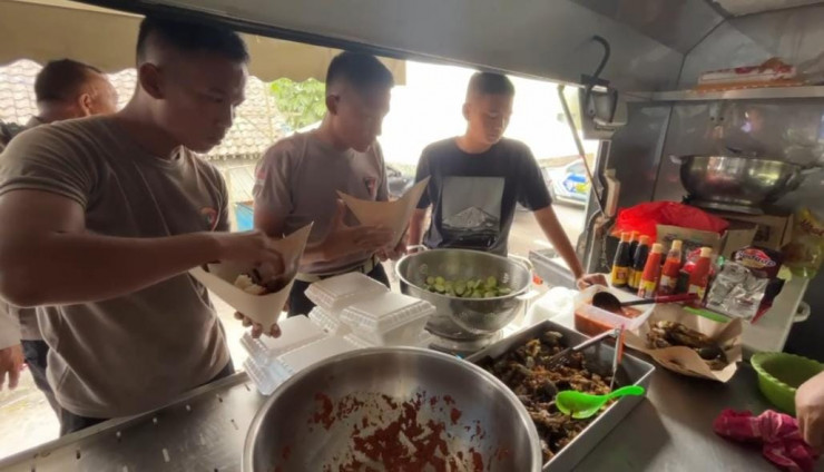 Polda Jatim Sediakan Dapur Umum untuk Warga Terdampak Erupsi Gunung Semeru