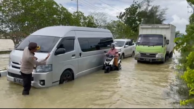 Tanggap Bencana, Polres Sumenep Turunkan Personel Bantu Warga Terdampak Banjir