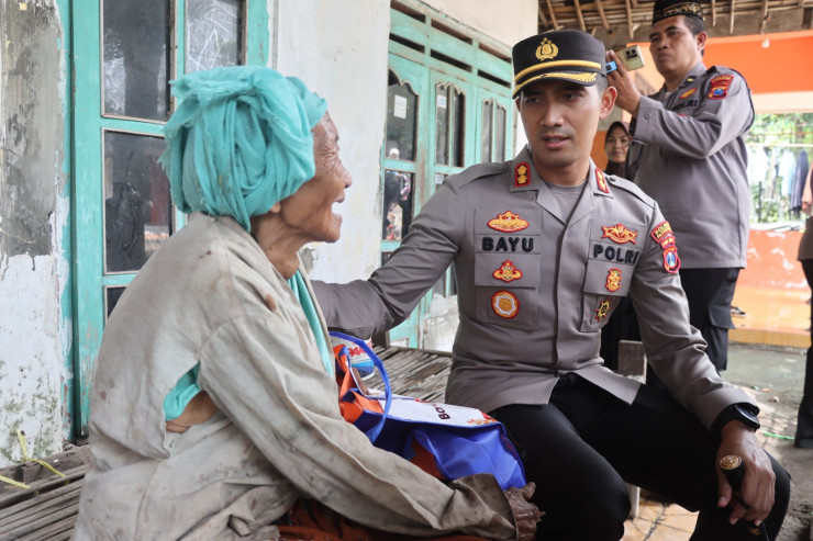 Polres Pasuruan Berbagi Berkah, Warga Rembang Sumringah
