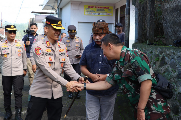 Jumat Curhat Polres Batu Sambangi Rumah Warga dari Pintu ke Pintu Tampung Aspirasi Masyarakat