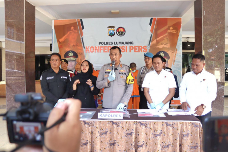 Dua Pria Diamankan Polisi Saat Asyik Main Judi "Online" di Lumajang