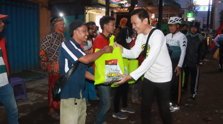 Kapolresta Sidoarjo Pantau Arus Lalin Jelang Nataru dengan Gowes dan Berbagi
