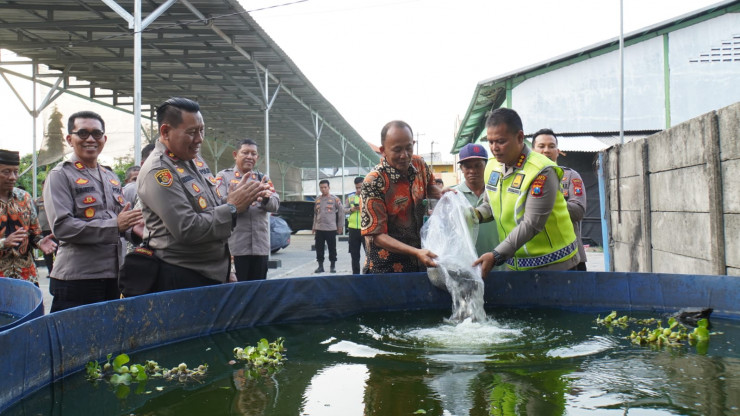Dukung Ketahanan Pangan, Kapolresta Sidoarjo Tebar 5.000 Benih Ikan Lele di Desa Bangah