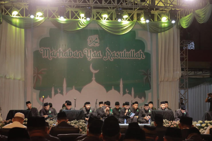 Hadrah Polisi Santri Aulian Mustafa Menggemahkan Sholawat di Polres Jember