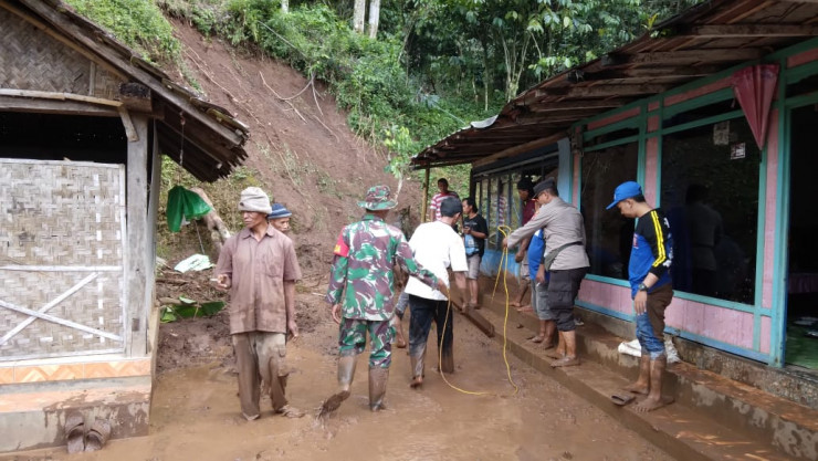 Kompak, TNI – Polri Bantu Bersihkan Lumpur Akibat Longsor di Situbondo
