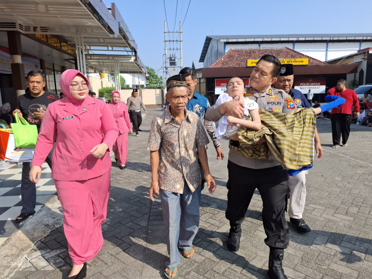 Polres Blitar Gelar Khitan Massal Salurkan Bansos untuk Anak Yatim Piatu dan Difabel di Hari Bhayangkara ke - 79