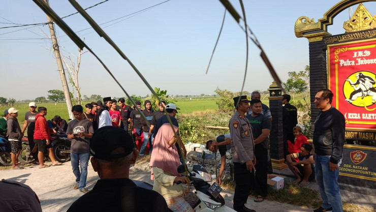 Anggota Pagar Nusa Nataan Lamongan Sukarela Bongkar Tugu, Kapolres Lamongan Beri Apresiasi
