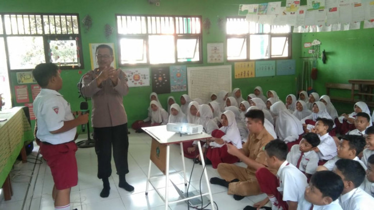 Peringati Hardiknas, Anggota Sat Binmas Polresta Sidoarjo Edukasi Pelajar