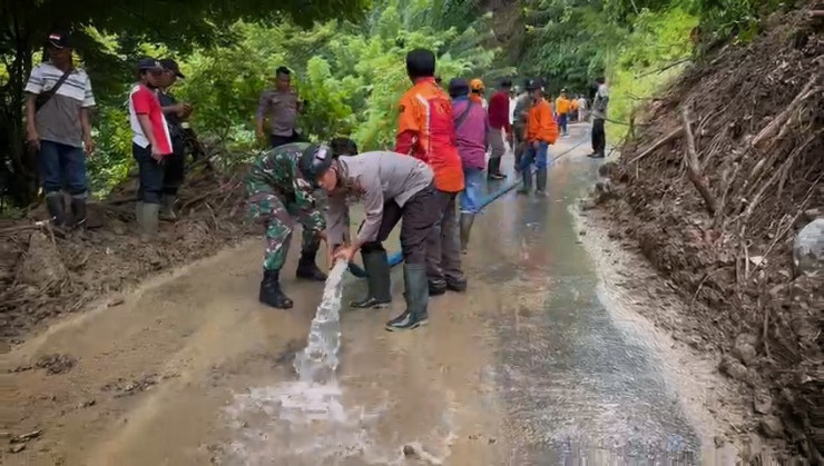 Polres Jember Terjunkan Tim Bersihkan Material Longsor di Silo