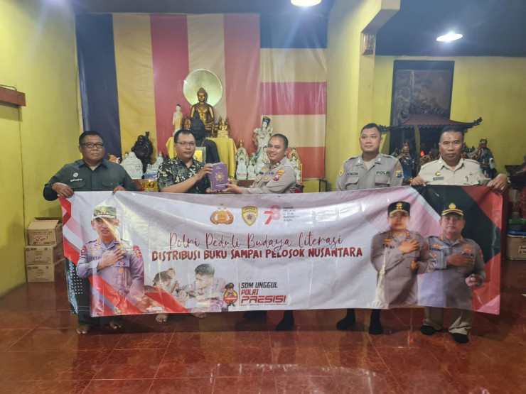 "Polri Peduli Budaya Literasi", Kabag SDM Polresta Sidoarjo Distribusikan 50 Buku di Vihara Dharma Bhakti