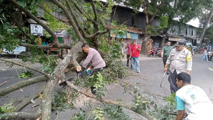 Polisi Cepat Tanggap, Akses Jalan di Kandat Kediri Kembali Normal