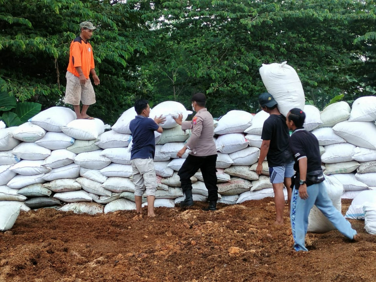 Tekan Angka Kecelakaan Jelang Nataru, Polres Mojokerto Benahi Barikade Karung Sekam di Jalur Cangar-Pacet