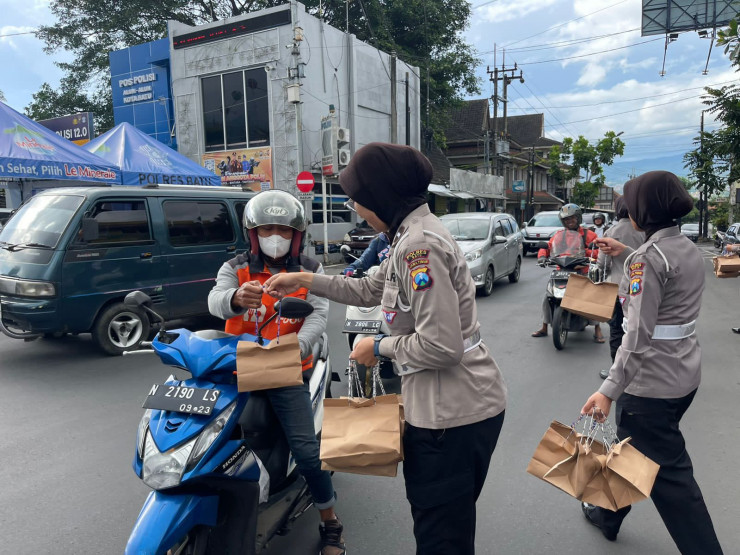Polwan Polres Batu Sosialisasikan Penerimaan Calon Anggota Polri TA 2023 Sambil Berbagi Takjil