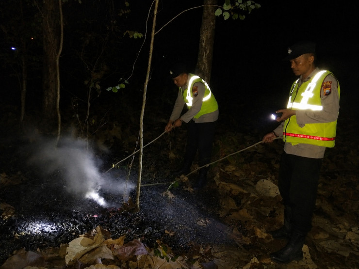 Respon Cepat Laporan Call Center 110, Polsek Kedunggalar Berhasil Padamkan Kebakaran Lahan di Ngawi