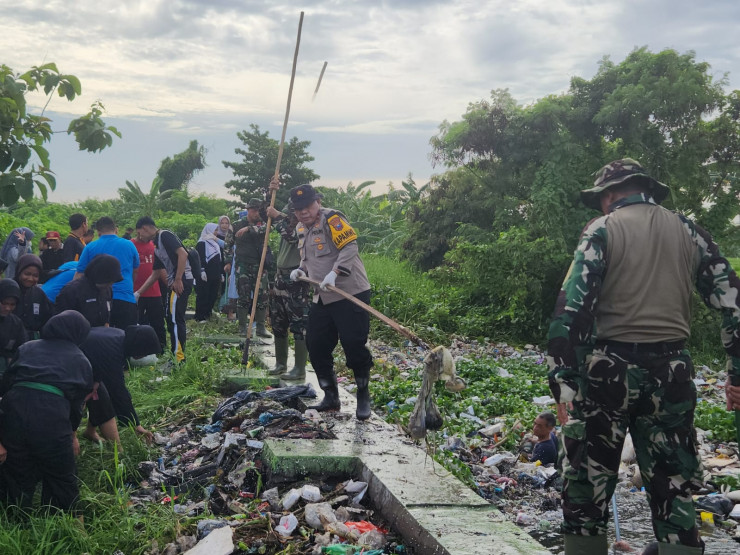 Forkopimka Gedangan Bersihkan Aliran Sungai Cegah Banjir