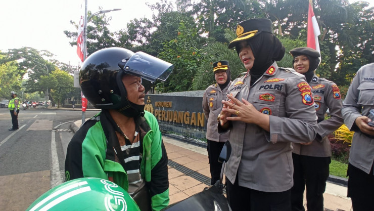 Peduli Keselamatan Lalu – lintas, Polwan Polda Jatim Gaturlalin dan Berbagi Helm Gratis