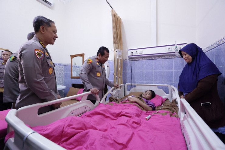 Jelang Operasi, Kapolda Jatim Beri Semangat Cyntya Gadis Viral Penjual Peyek di Surabaya