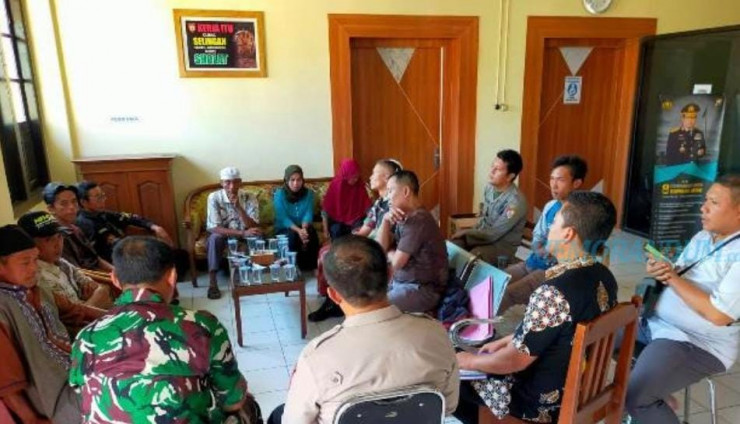 Polisi RW Polres Jember Berhasil Redam Isu Dukun Santet di Kalisat Dengan Mediasi