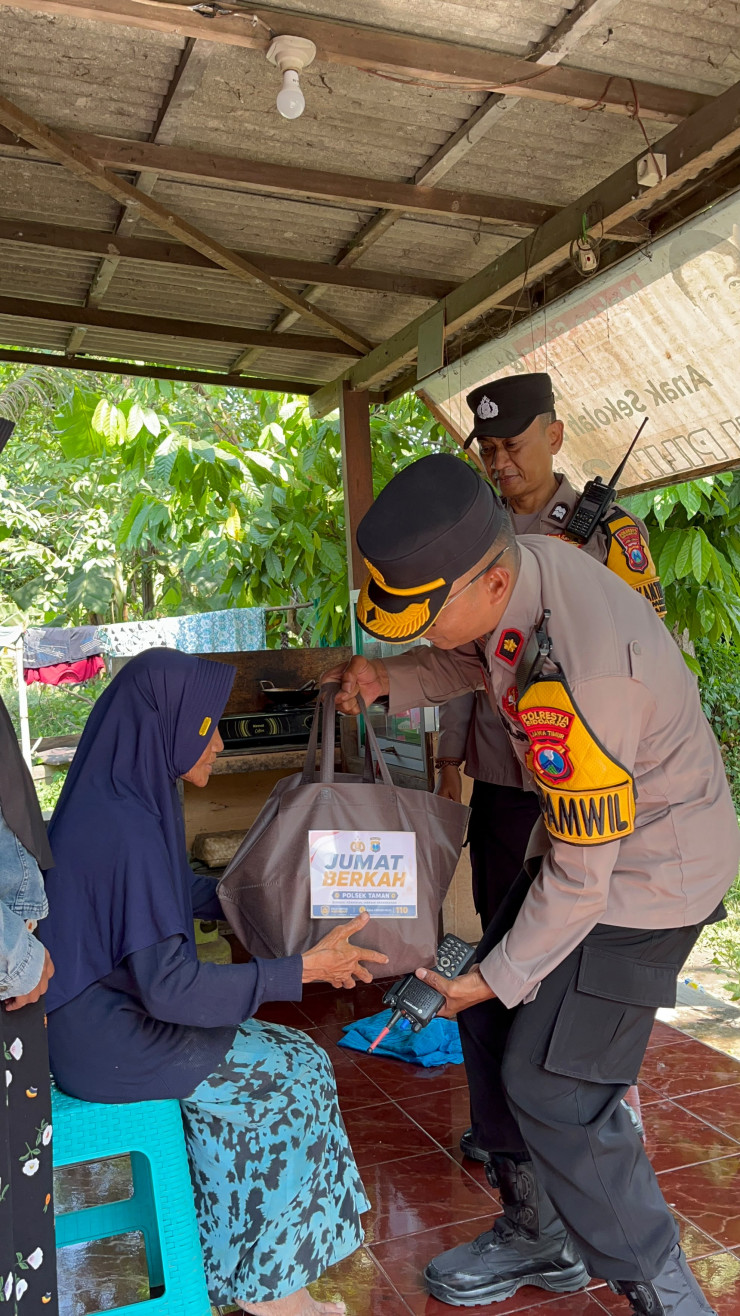 Kapolsek Taman Bagikan Sembako kepada Warga, Ajak Anggota Peduli Sosial