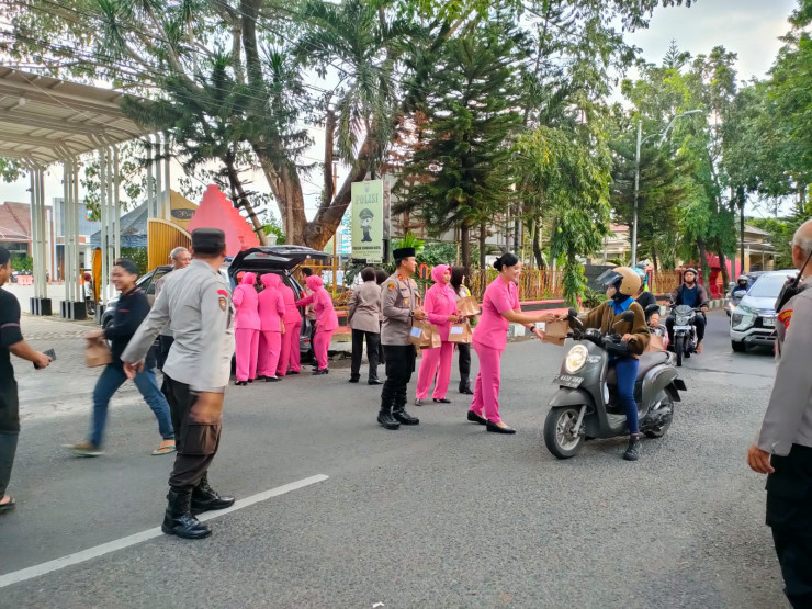 Polsek Sidoarjo Kota bersama Bhayangkari Berbagi di Bulan Suci