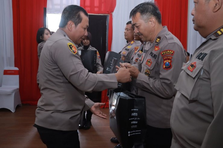 Kapolda Jatim Beri Apresiasi Kepada Sejumlah Personel Polres Jember