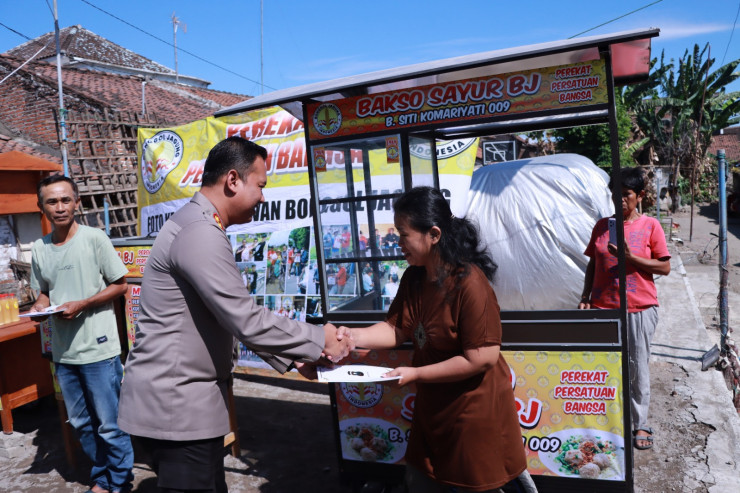 Kolaborasi Polres Kediri Bersama OBJI Salurkan Bantuan Gerobak Dagang Untuk UMKM