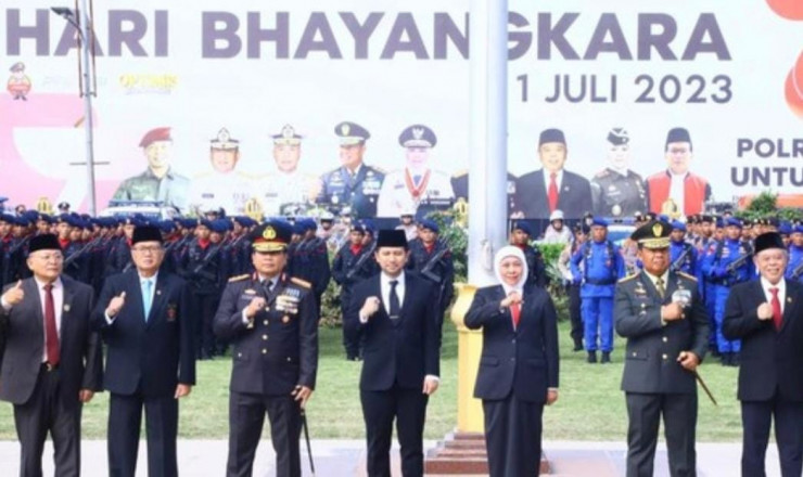 Jajaran Polda Jatim Terima Penghargaan dari Gubernur Jawa Timur di Hari Bhayangkara ke 77