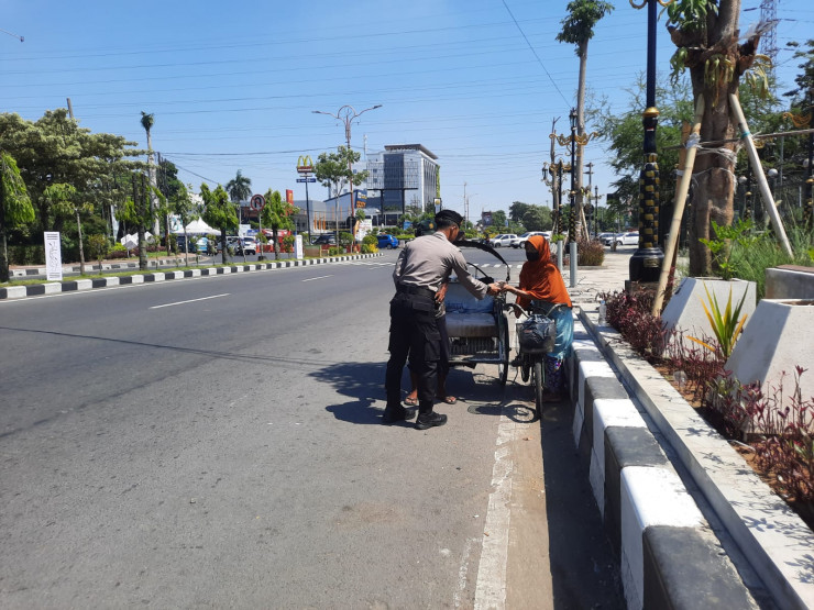 Sat Samapta Polresta Sidoarjo Patroli Kamtibmas sambil Berbagi