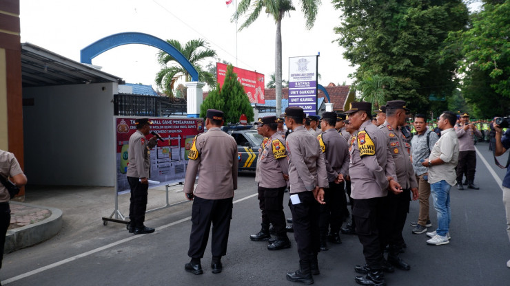 Kolaborasi Polisi dan TNI Lakukan Pengamanan, Debat Kedua Pilkada di Bondowoso Berlangsung Kondusif