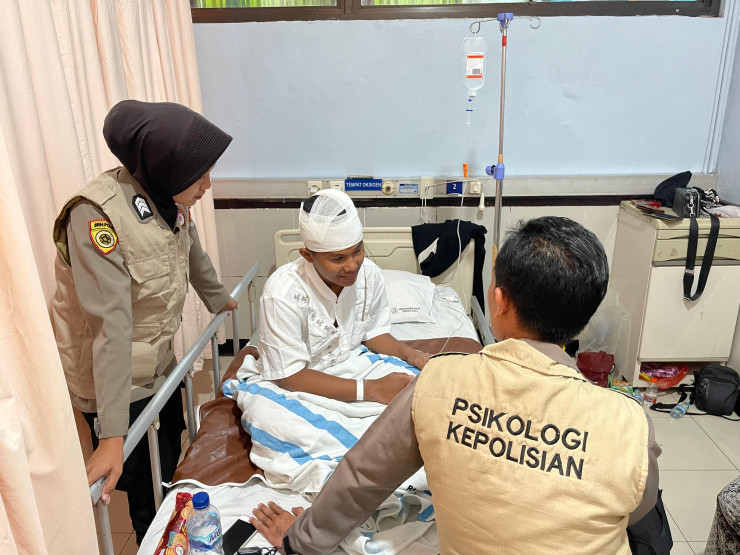 Polisi Beri Trauma Healing Korban Runtuhan Bangunan Ponpes Al Khoziny