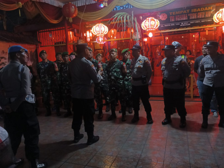 Polsek Krian Bersama Koramil Krian Pengamanan Ibadah Imlek di Klenteng Tri Dharma Teng Swie Bio