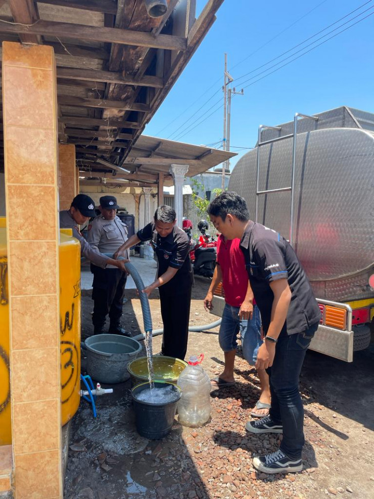 Sambut HUT Humas Polri Ke-72, Polresta Sidoarjo Berikan Bantuan Air Bersih