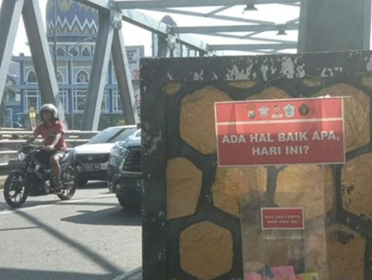 Peduli Keluh Kesah Masyarakat Polisi Pasang Box Curhat dan Motivasi di Jembatan Suhat Kota Malang