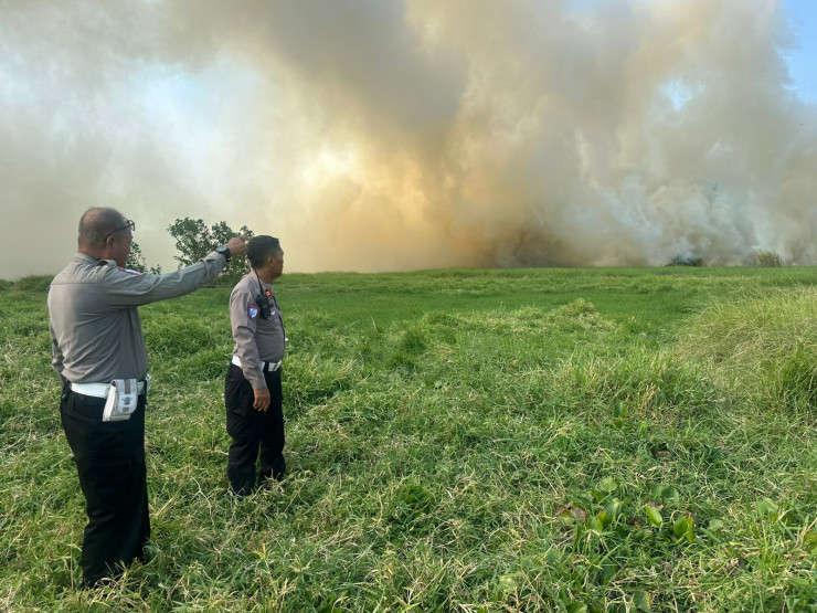 Polsek Buduran Amankan Pemadaman Kebakaran Lahan Kosong di Desa Damarsi