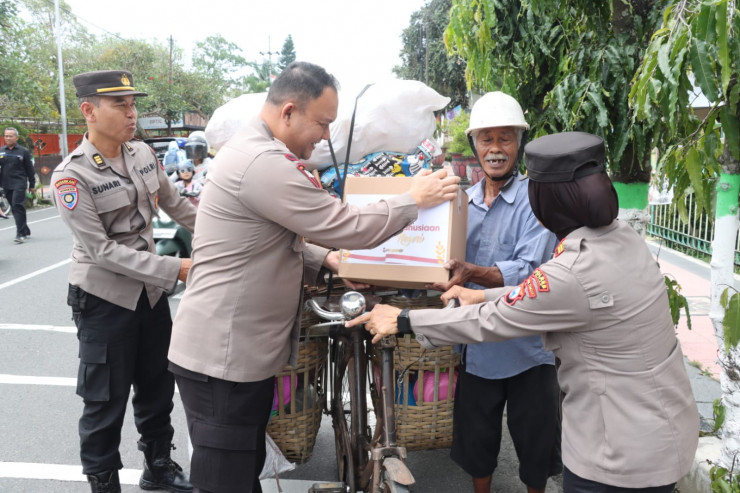 Berkah Ramadhan, Polres Blitar Distribusikan Bansos Kepada Masyarakat