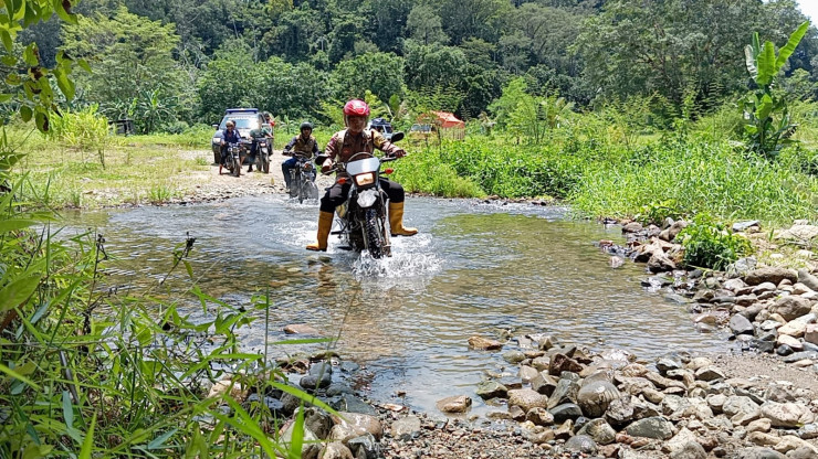 Perjuangan Polisi di Banyuwangi Kawal Logistik Pemilu Seberangi Tiga Sungai Besar Tanpa Jembatan